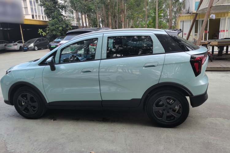 吉利几何E萤火虫 2023款 401KM 玲珑虎 5座车身外观4