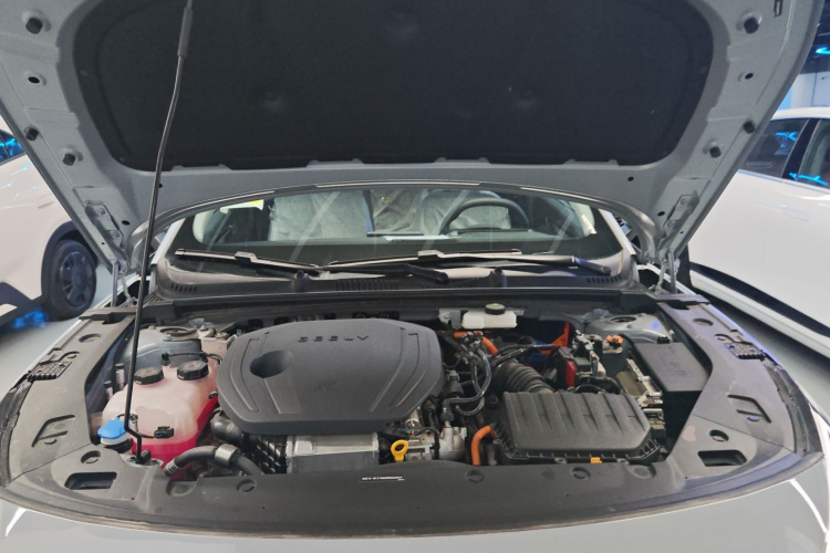 吉利银河 银河L6 2024款 125km PLUS 龙腾版机舱底盘24