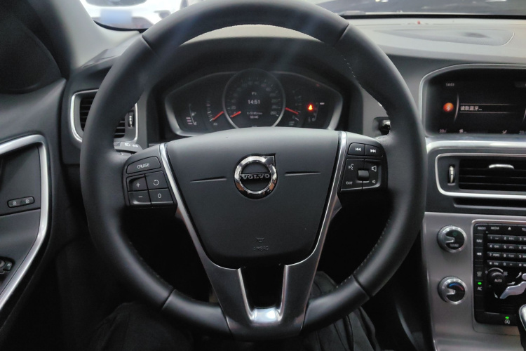 沃尔沃S60 2019款 S60L T3 智进版中控内饰13