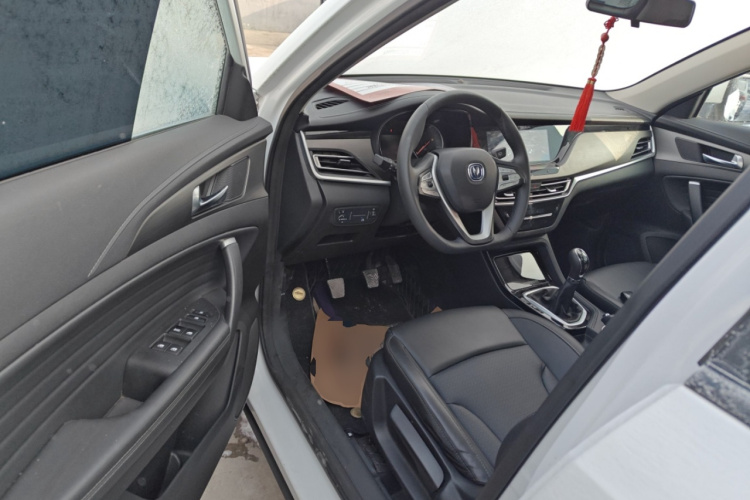 长安CS35PLUS 2022款 1.6L 手动豪华版中控内饰20