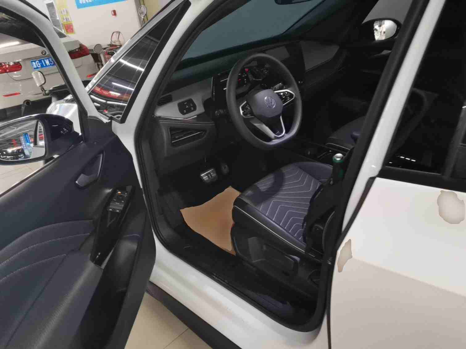 车辆左侧前座椅实拍