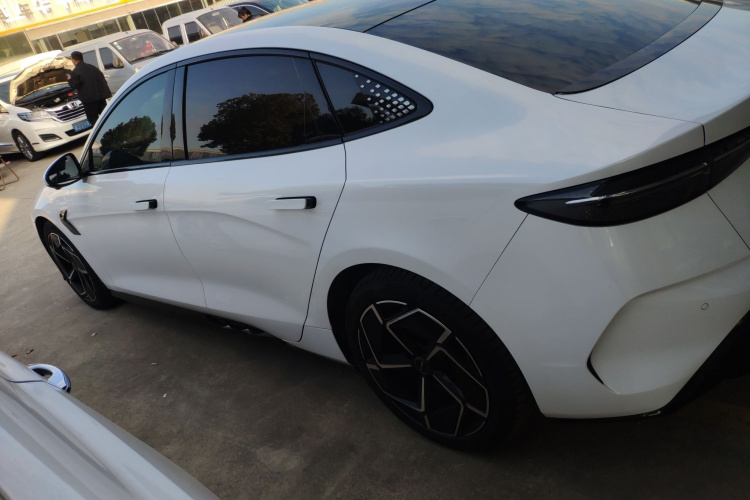 比亚迪 海豹 2022款 700km 长续航后驱版车身外观4