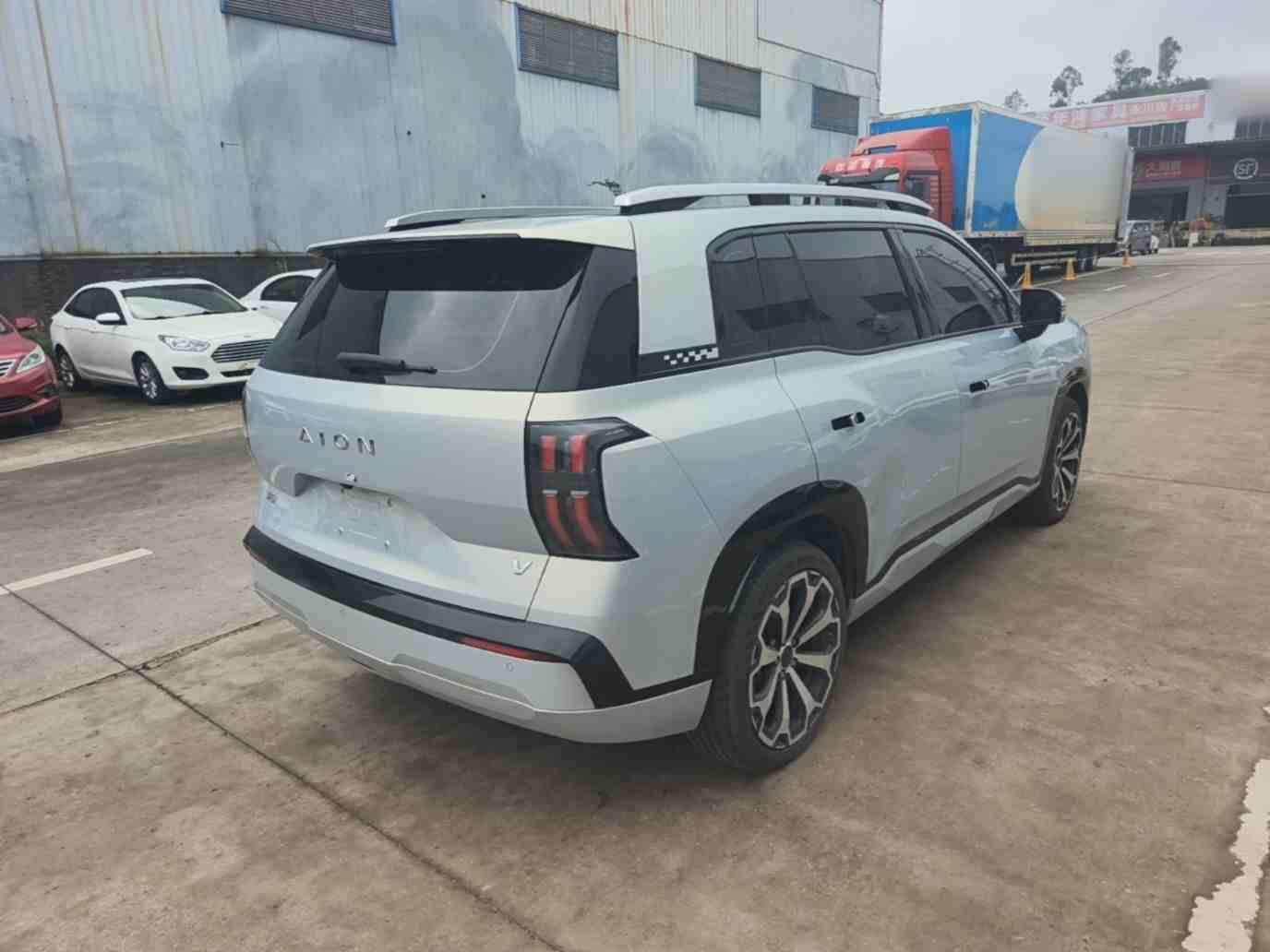 车辆右后45度外观展示
