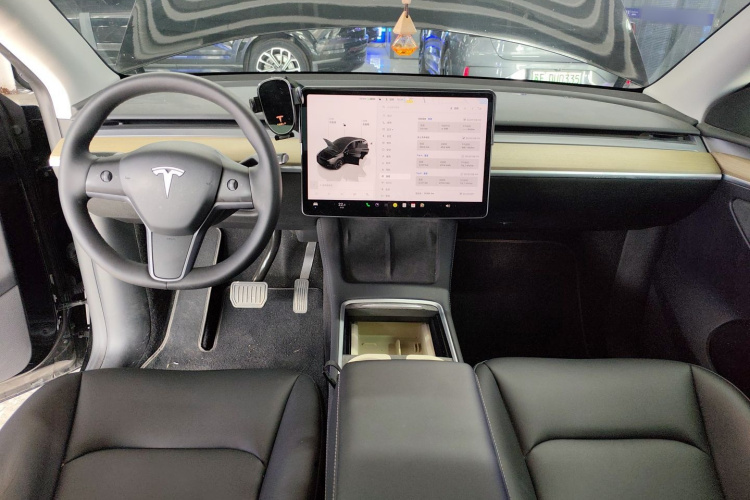特斯拉 Model Y 2023款 长续航全轮驱动版中控内饰7002