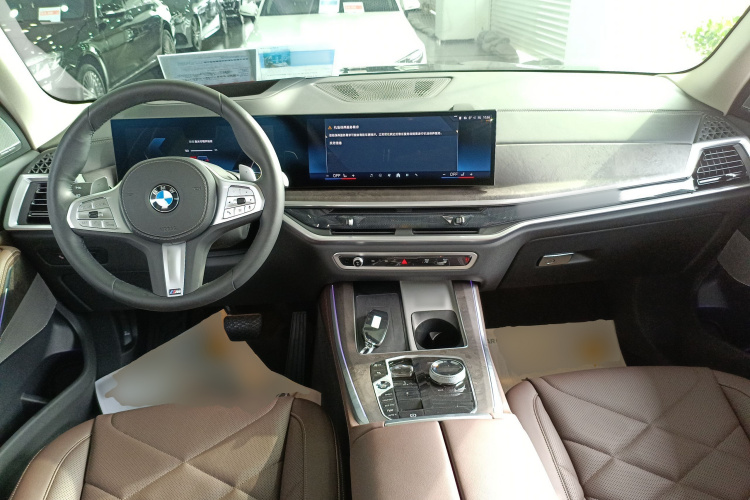 宝马X5 2023款 xDrive 30Li 尊享型M运动曜夜套装中控内饰7002