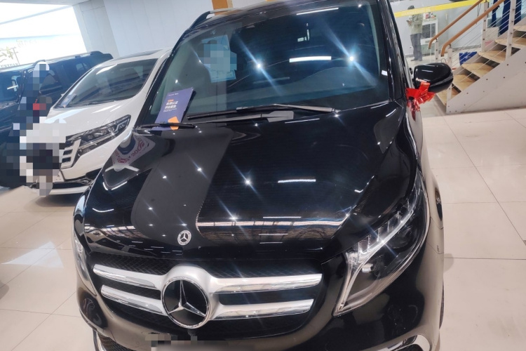 奔驰V级 2022款 V 260 L 长轴距尊贵版车身外观2