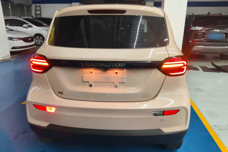 零跑汽车 零跑T03 2021款 400舒享版车身外观6