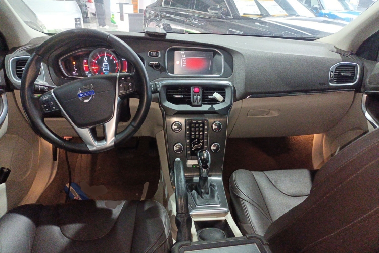 沃尔沃V40 2016款 T3 智逸版中控内饰12
