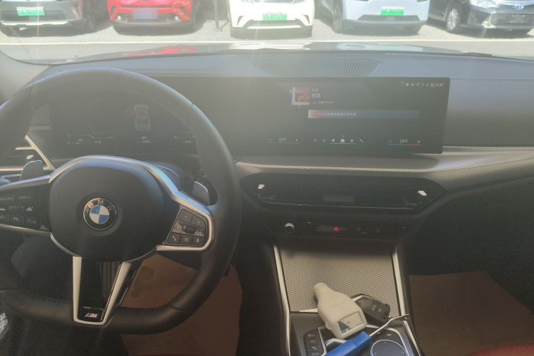 宝马3系 2025款 330Li M运动曜夜套装中控内饰7002