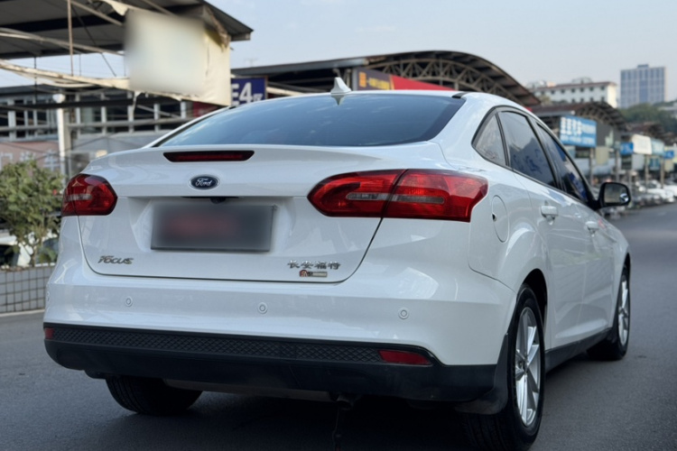 福特 福克斯 2017款 三厢 1.6L 手动风尚型智行版车身外观6003