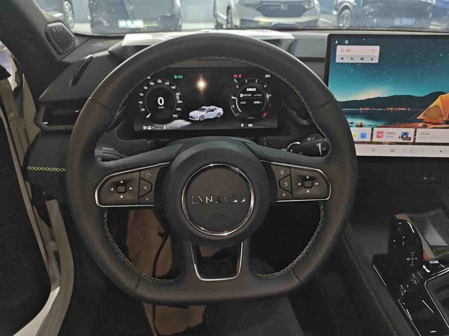 车辆侧面流畅线条与18英寸轮毂展示
