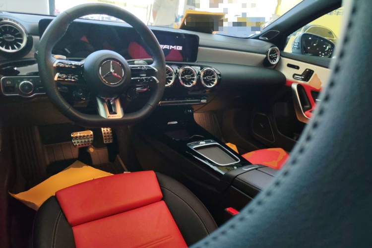 奔驰A级AMG(进口) 2024款 AMG A 35 4MATIC中控内饰12