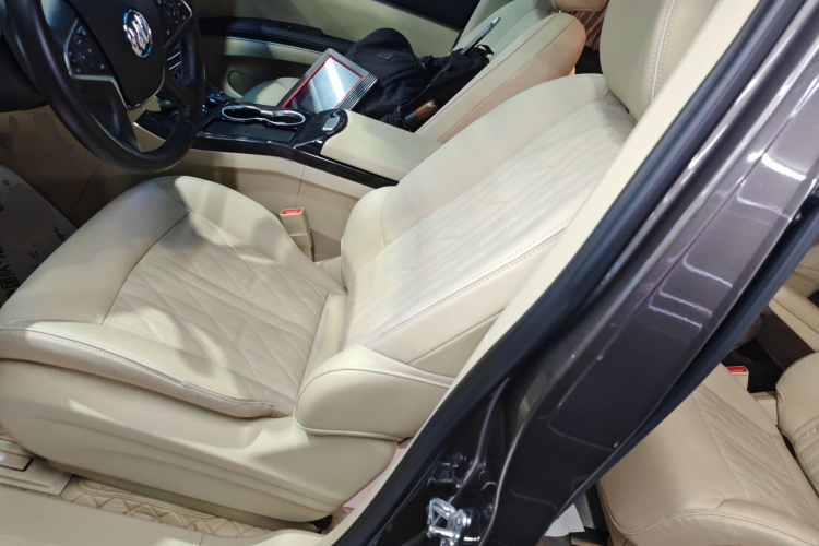 别克GL8 2023款 改款 陆上公务舱 豪华型中控内饰19