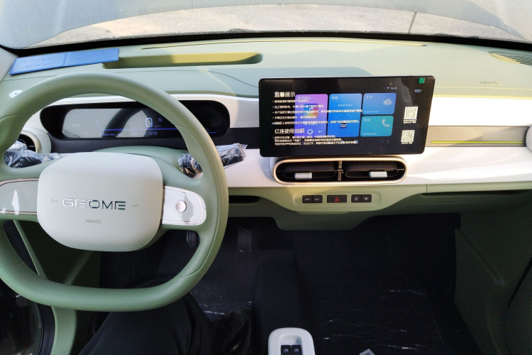 吉利银河 2025款 210km 熊猫骑士中控内饰12