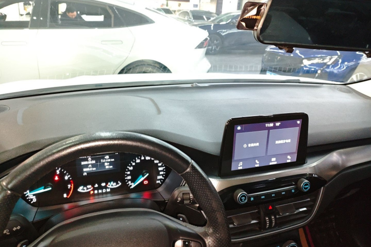 福特 福克斯 2019款 三厢 EcoBoost 180 自动锋潮型中控内饰7002