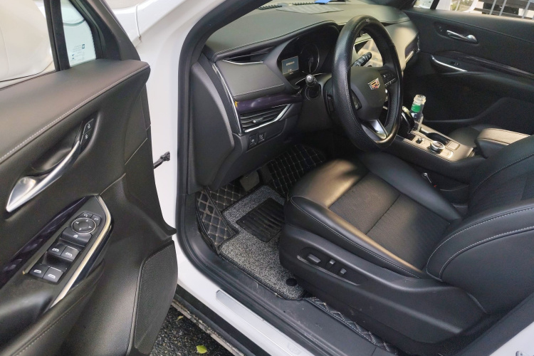 凯迪拉克XT4 2023款 28T 两驱风尚型中控内饰20