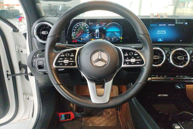 奔驰A级 2022款 A 180 L 运动轿车中控内饰13