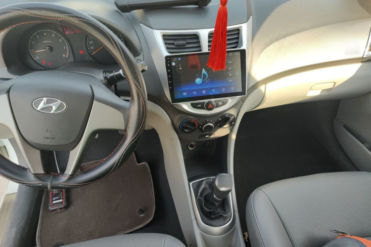 现代 瑞纳 2014款 1.4L 手动智能型GLS中控内饰12