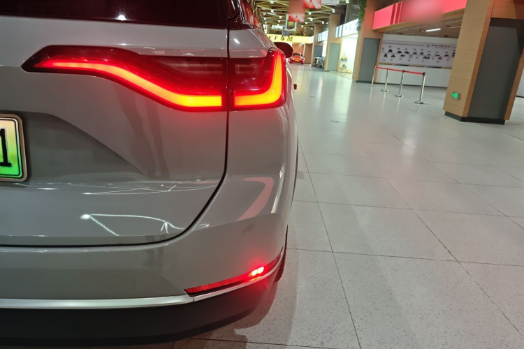 蔚来ES8 2022款 100kWh 签名版 六座车身外观9