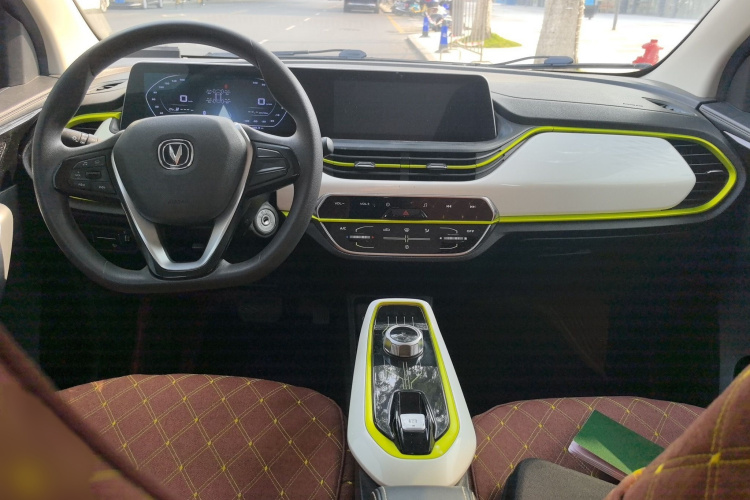 长安欧尚 奔奔E-Star 2022款 清心版 多彩款 三元锂中控内饰7002