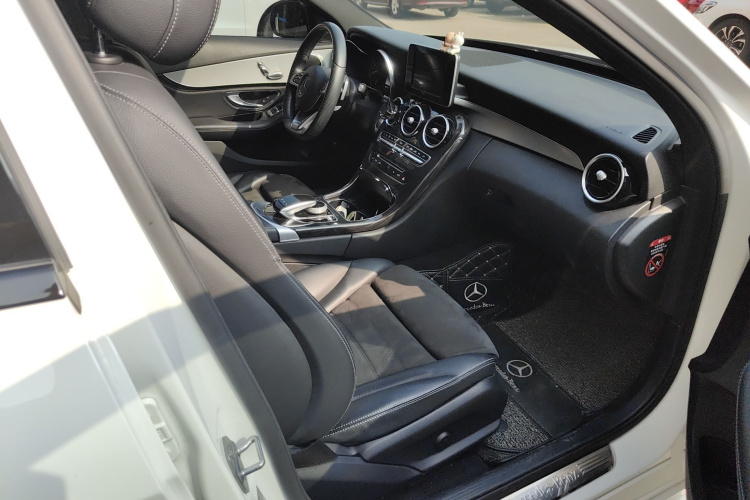 奔驰C级 2018款 C 200 运动版局部细节41