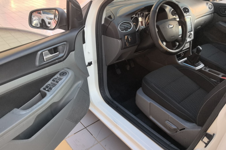 福特 福克斯 2013款 两厢经典 1.8L 手动基本型中控内饰20