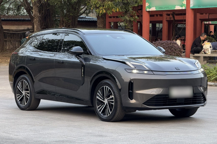 领克08 EM-P 2023款 120km 长续航Halo车身外观3