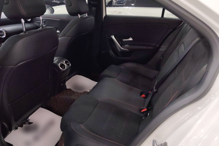 奔驰A级 2024款 改款 A 200 L 时尚型中控内饰21