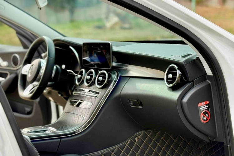 奔驰C级 2020款 改款 C 200 L 时尚型运动版中控内饰7010