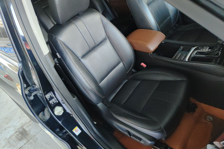 广汽传祺 传祺GS8 2017款 320T 两驱豪华智联版（七座）局部细节41