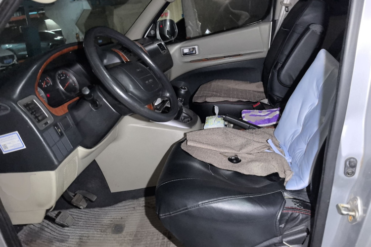 金杯 阁瑞斯 2015款 2.0L经典版 标准型长轴7/9座局部细节19