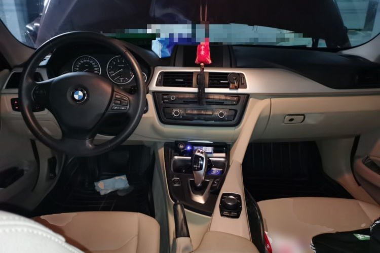 宝马3系 2013款 316i 进取型中控内饰12