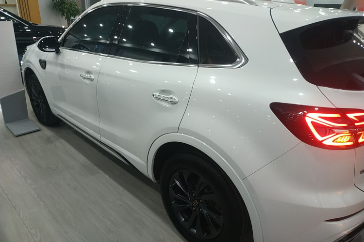 红旗HS5 2023款 2.0T 旗享Pro版车身外观4