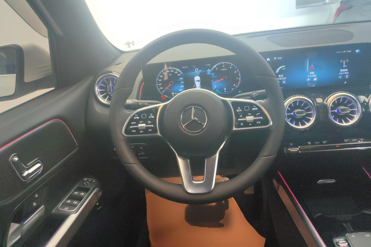 奔驰GLB 2023款 GLB 220 动感型中控内饰13