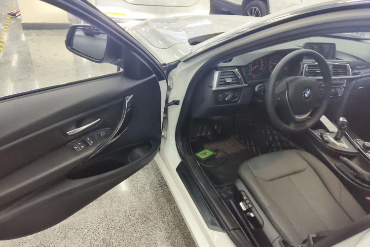 宝马3系 2017款 318i 时尚型中控内饰7003