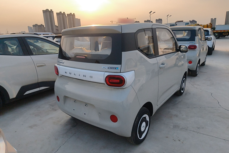 五菱汽车 宏光MINIEV 2024款 第三代 215km 青春版车身外观7