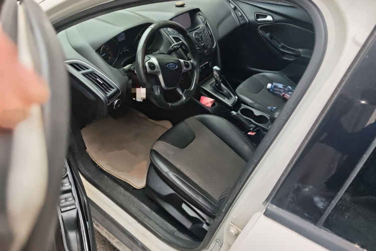 福特 福克斯 2012款 三厢 1.6L 自动风尚型中控内饰7003