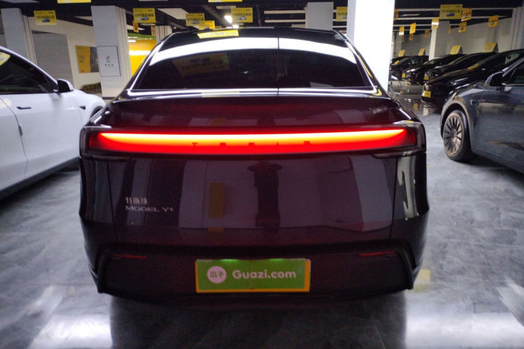 特斯拉 Model Y 2025款 长续航全轮驱动版车身外观6