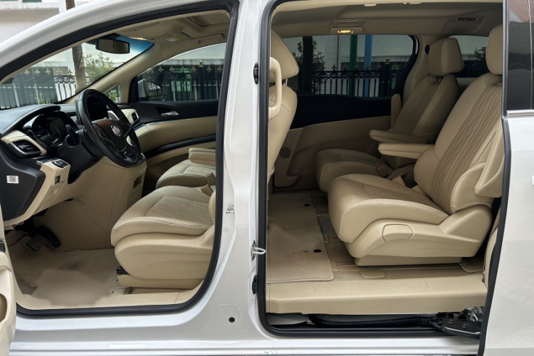 别克GL8 2023款 改款 陆上公务舱 豪华型中控内饰7005