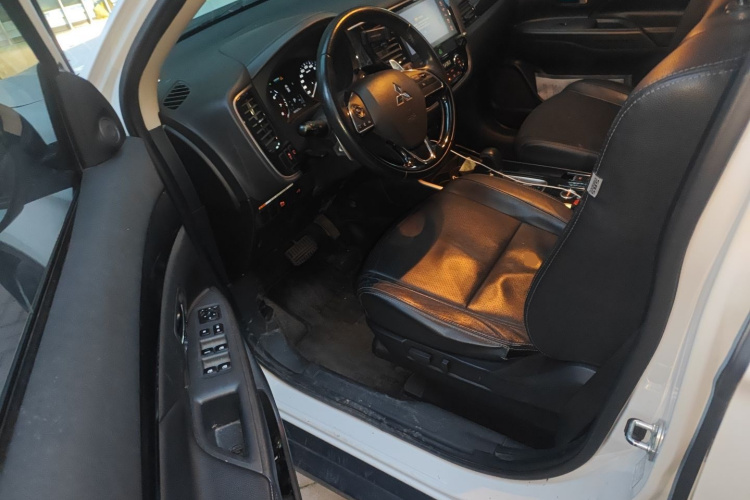 三菱 欧蓝德 2018款 2.4L 四驱豪华版 7座中控内饰20