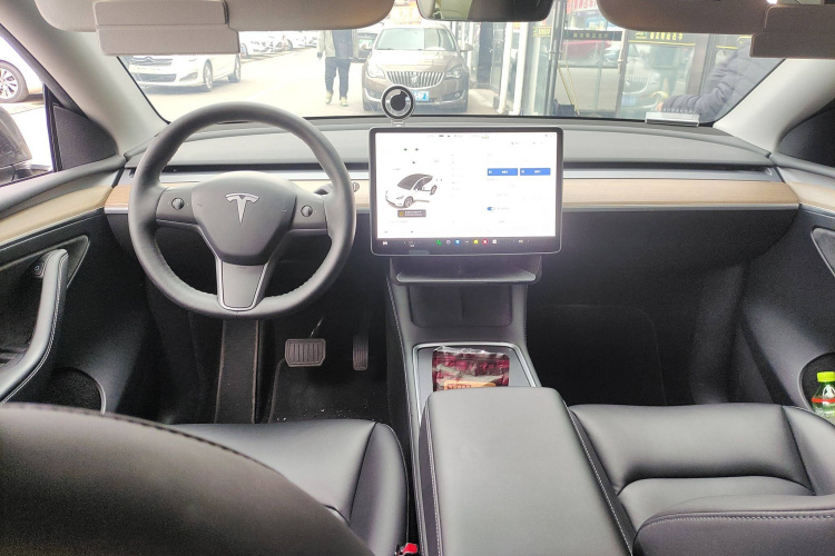 特斯拉 Model Y 2022款 长续航全轮驱动版中控内饰7002