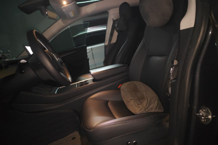 特斯拉 Model Y 2021款 长续航全轮驱动版中控内饰19