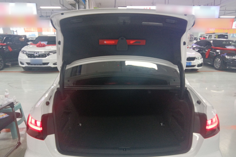 奥迪A4L 2023款 40 TFSI quattro 豪华动感型机舱底盘23