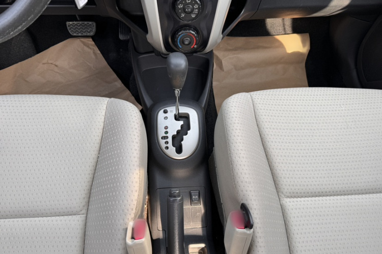 丰田 雅力士 2011款 1.6E 自动魅动版局部细节18