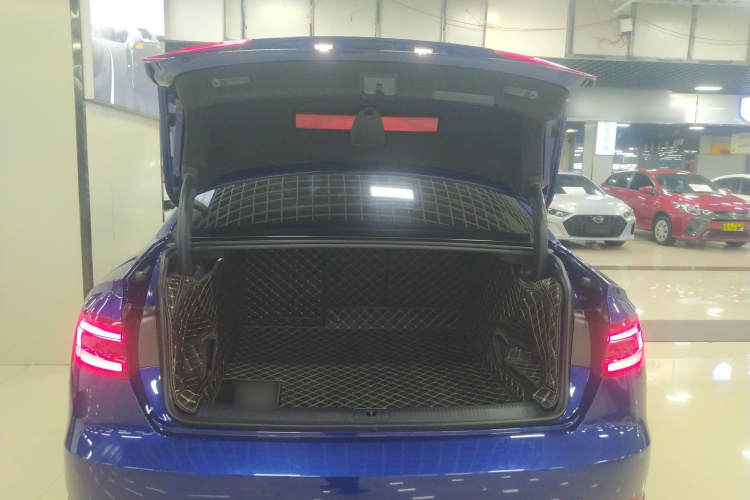 奥迪A4L 2018款 30周年年型 40 TFSI 进取型机舱底盘23