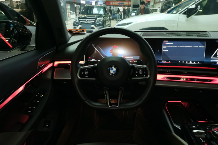 宝马5系 2025款 530Li 领先型 M运动套装中控内饰13