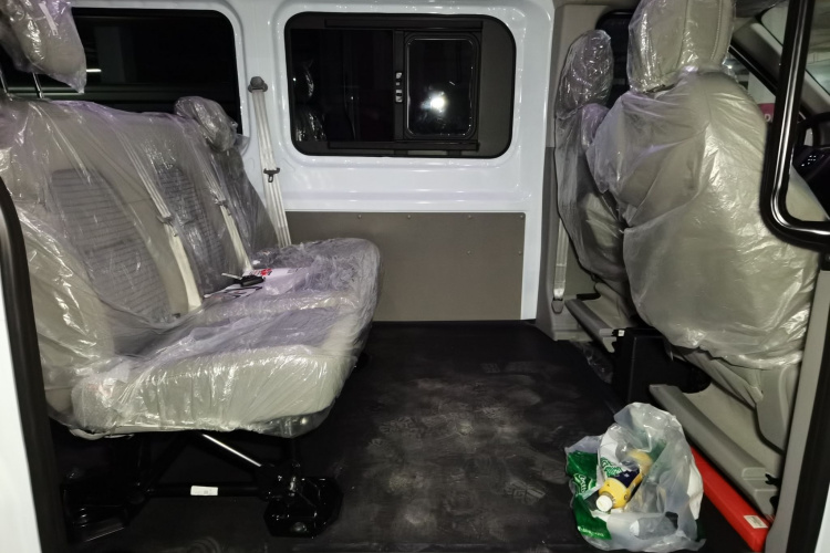 福特 全顺T8 2024款 T8 2.3T柴油自动短轴中顶6座多功能版3/3中控内饰21