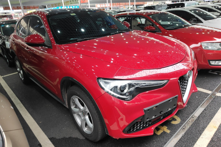 阿尔法·罗密欧 Stelvio斯坦维 2017款 2.0T 200HP 精英版车身外观3