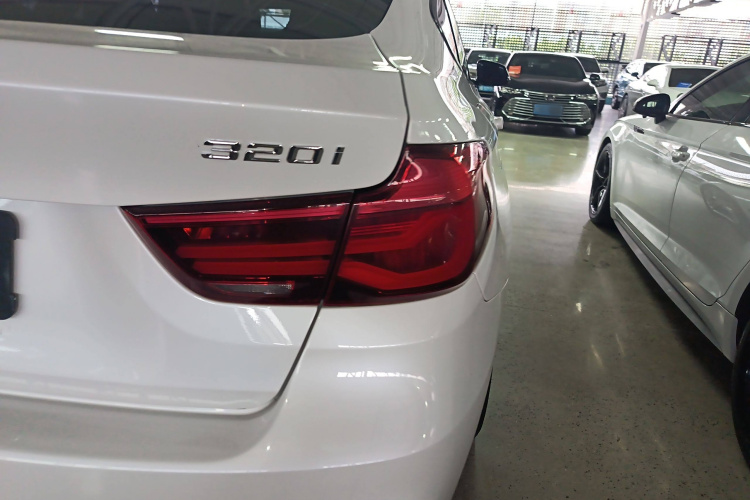 宝马3系GT 2019款 320i M运动套装车身外观6006