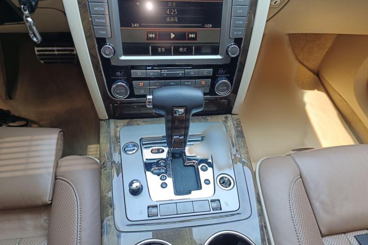 大众 辉腾 2011款 3.6L V6 4座加长Individual版中控内饰18